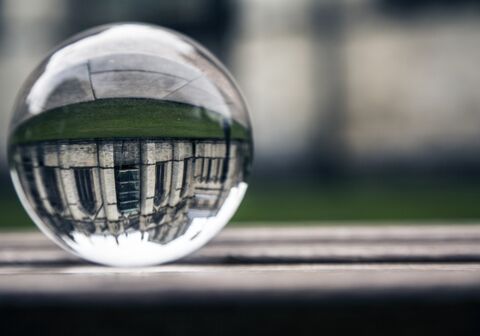 Glaskugel, die ein Gebäude spiegelt